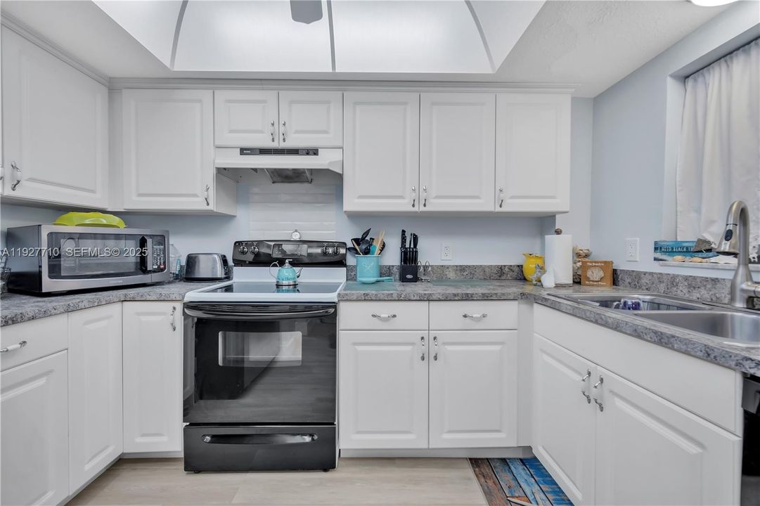 For Sale: $350,000 (3 beds, 2 baths, 1504 Square Feet)