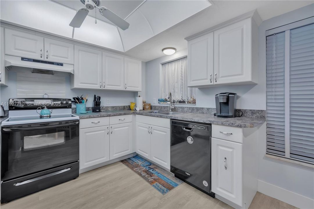 For Sale: $350,000 (3 beds, 2 baths, 1504 Square Feet)