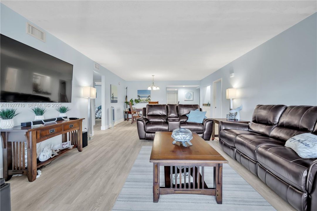 For Sale: $350,000 (3 beds, 2 baths, 1504 Square Feet)