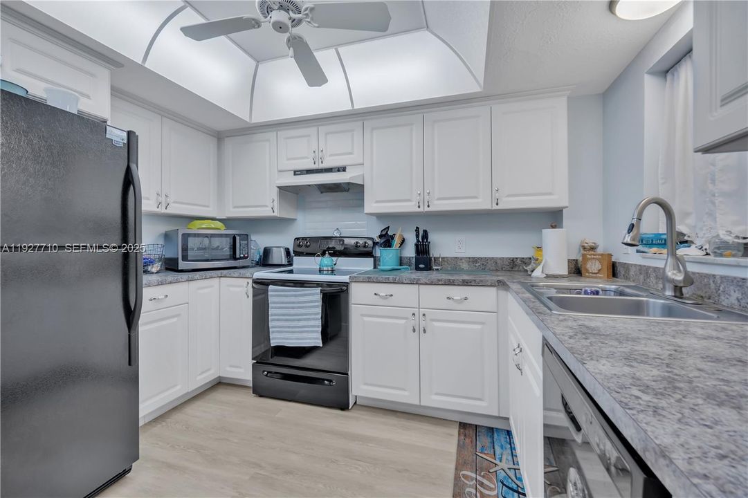 For Sale: $350,000 (3 beds, 2 baths, 1504 Square Feet)