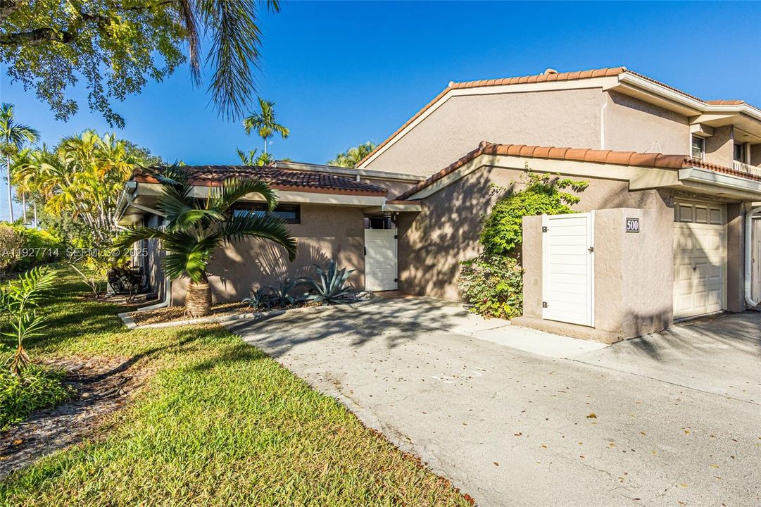 For Sale: $399,000 (2 beds, 2 baths, 1615 Square Feet)