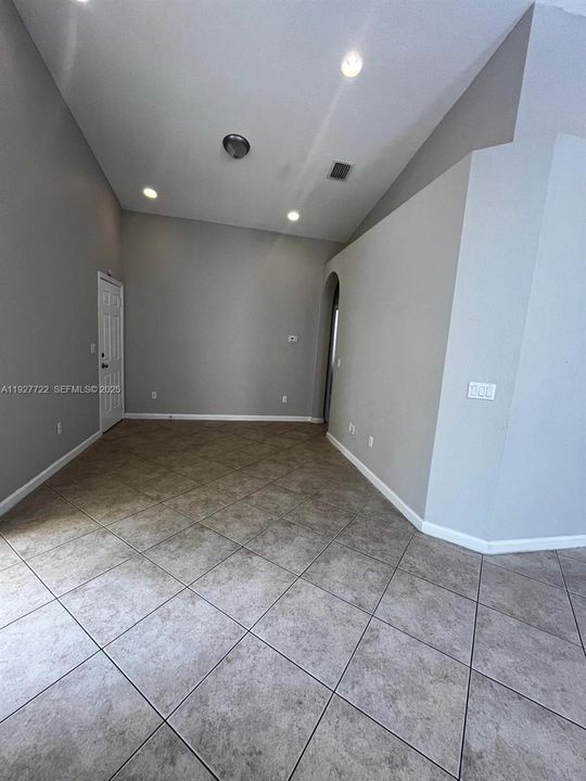 En Renta: $3,500 (5 camas, 3 baños, 2024 Pies cuadrados)