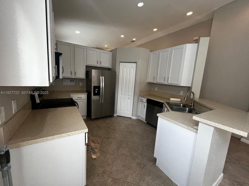 En Renta: $3,500 (5 camas, 3 baños, 2024 Pies cuadrados)