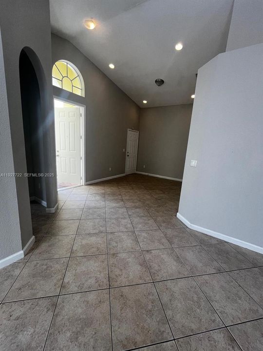 En Renta: $3,500 (5 camas, 3 baños, 2024 Pies cuadrados)