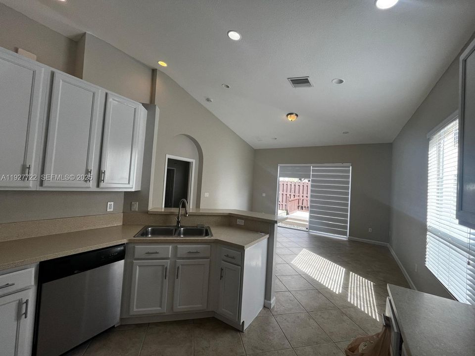 En Renta: $3,500 (5 camas, 3 baños, 2024 Pies cuadrados)