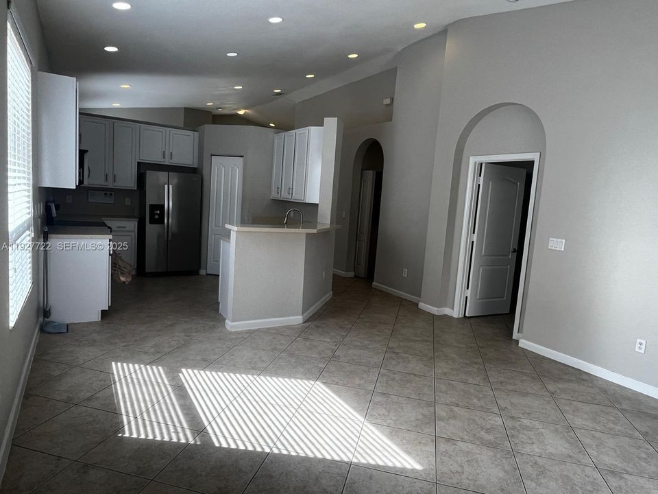 En Renta: $3,500 (5 camas, 3 baños, 2024 Pies cuadrados)