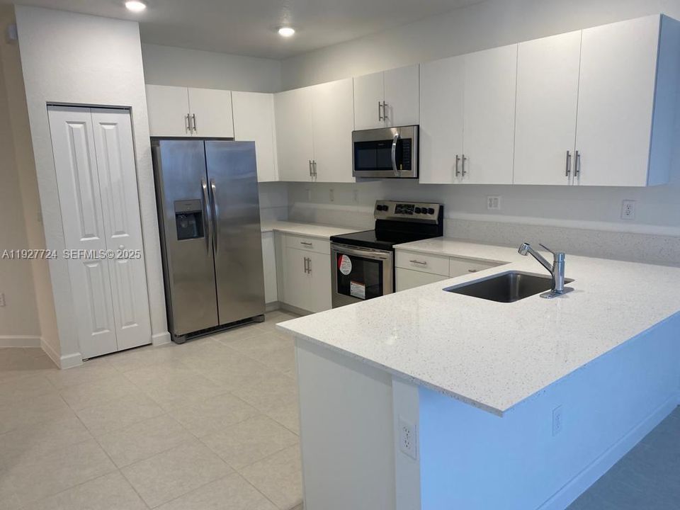 En Renta: $3,250 (4 camas, 2 baños, 1820 Pies cuadrados)