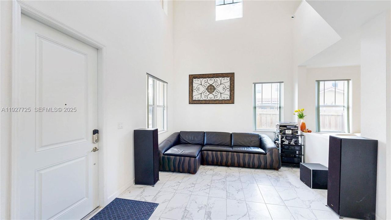 En Venta: $649,990 (4 camas, 3 baños, 2575 Pies cuadrados)