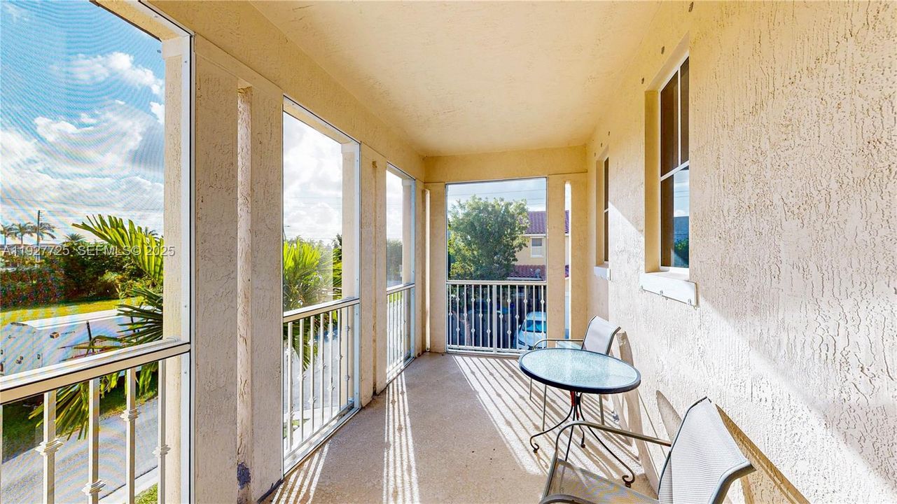 En Venta: $649,990 (4 camas, 3 baños, 2575 Pies cuadrados)