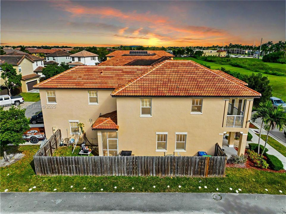 En Venta: $649,990 (4 camas, 3 baños, 2575 Pies cuadrados)