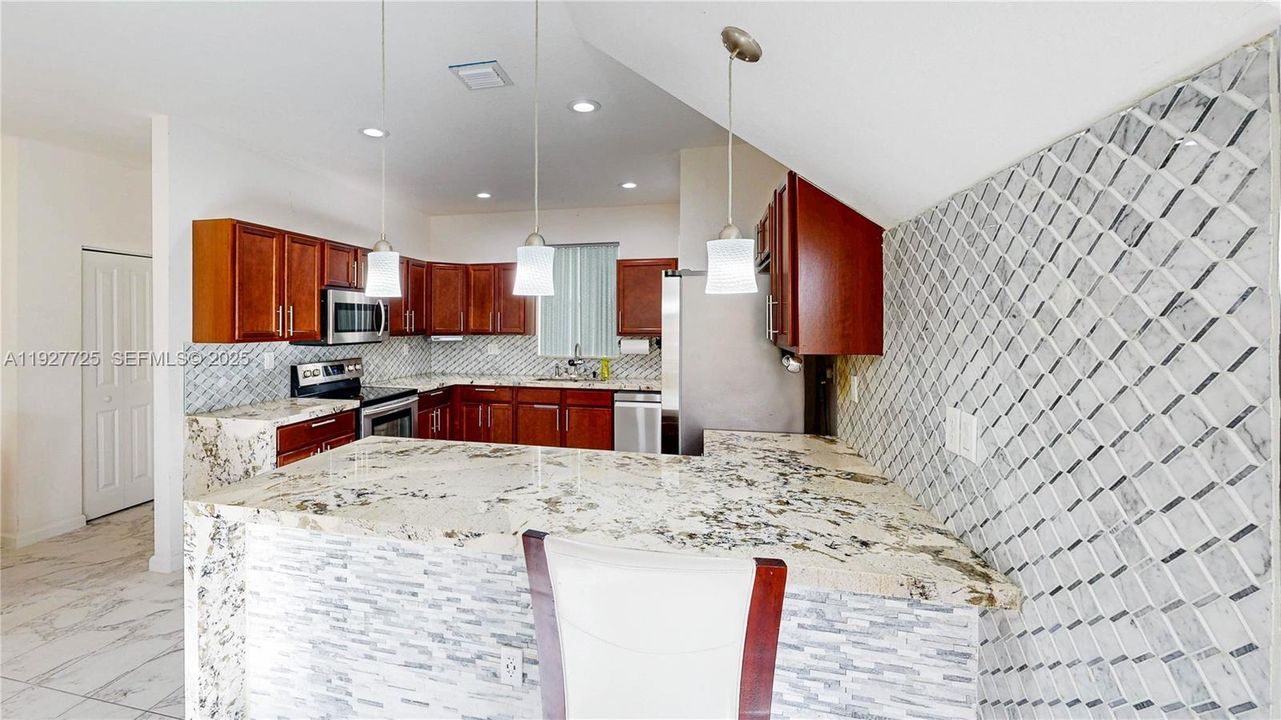 En Venta: $649,990 (4 camas, 3 baños, 2575 Pies cuadrados)