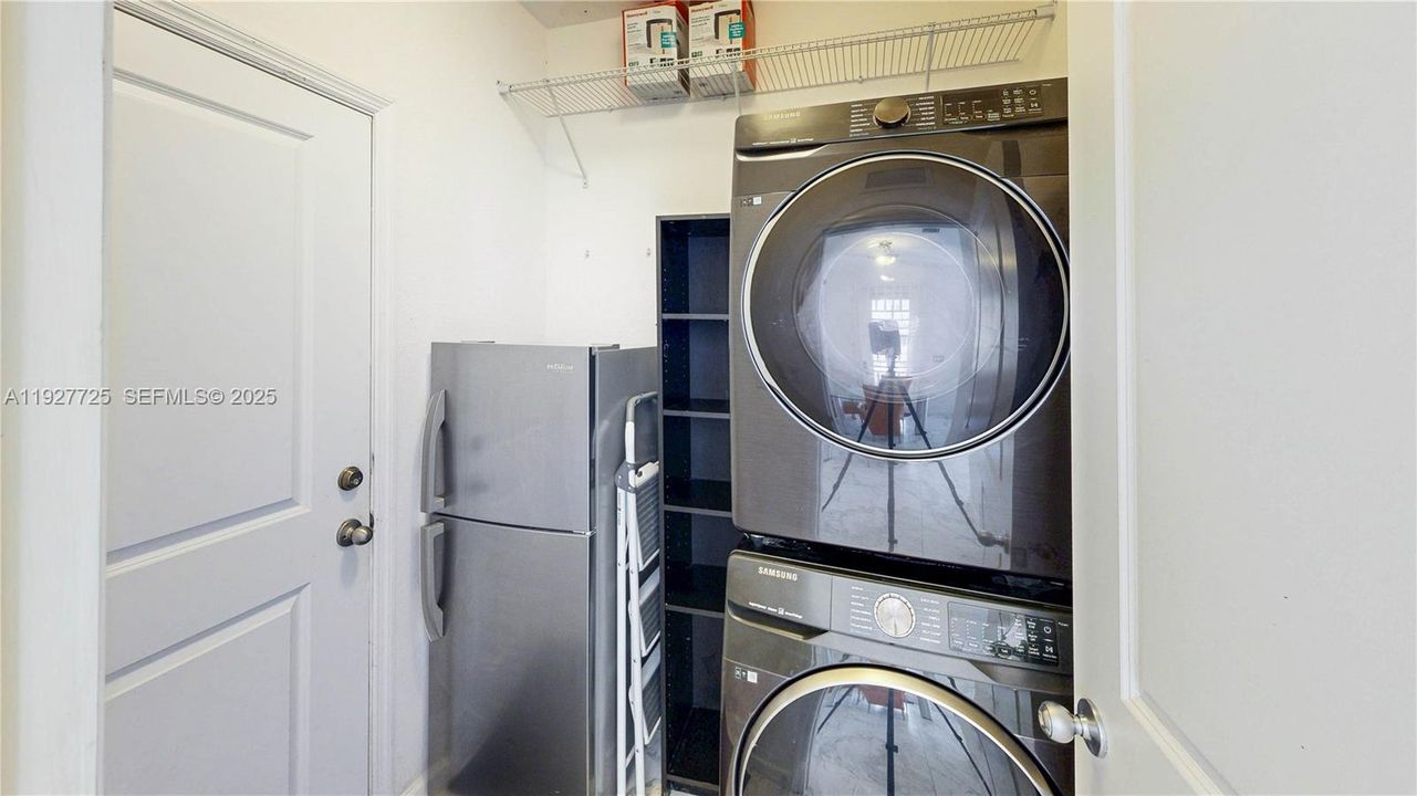 En Venta: $649,990 (4 camas, 3 baños, 2575 Pies cuadrados)