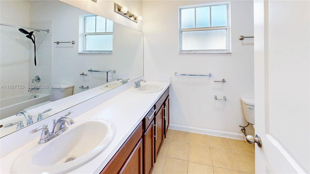 En Venta: $649,990 (4 camas, 3 baños, 2575 Pies cuadrados)