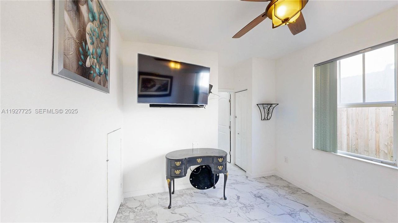 En Venta: $649,990 (4 camas, 3 baños, 2575 Pies cuadrados)