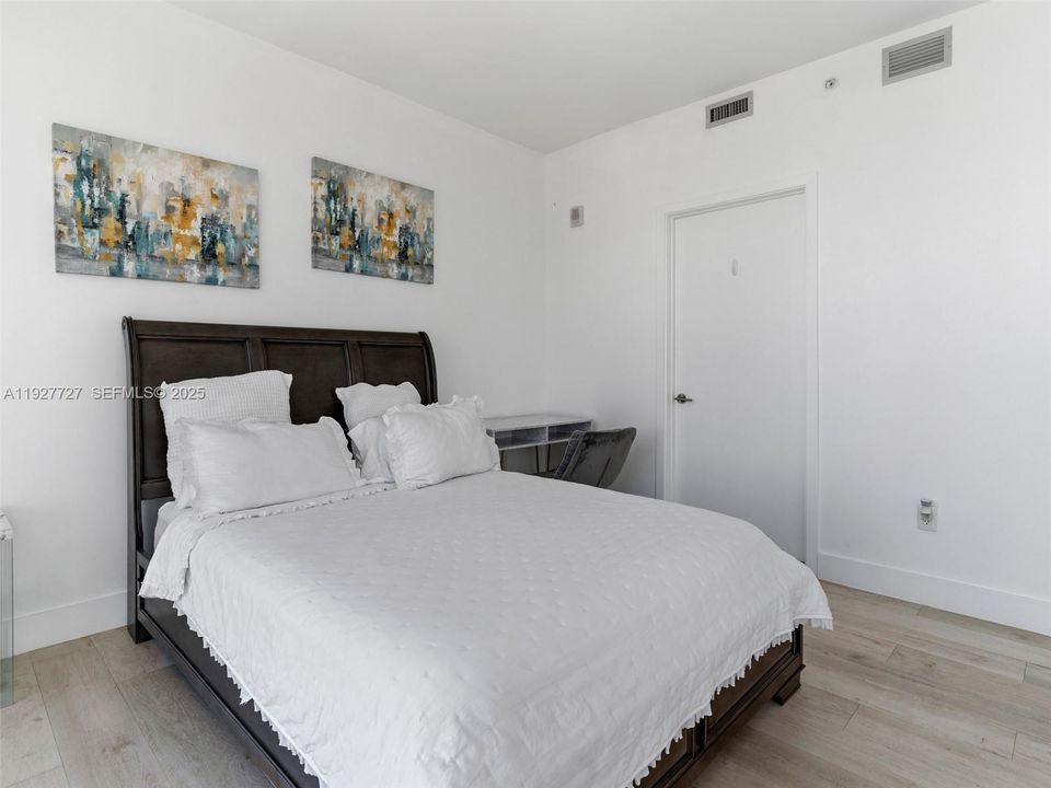 В аренду: $5,000 (2 спален, 2 ванн, 1060 Квадратных фут)