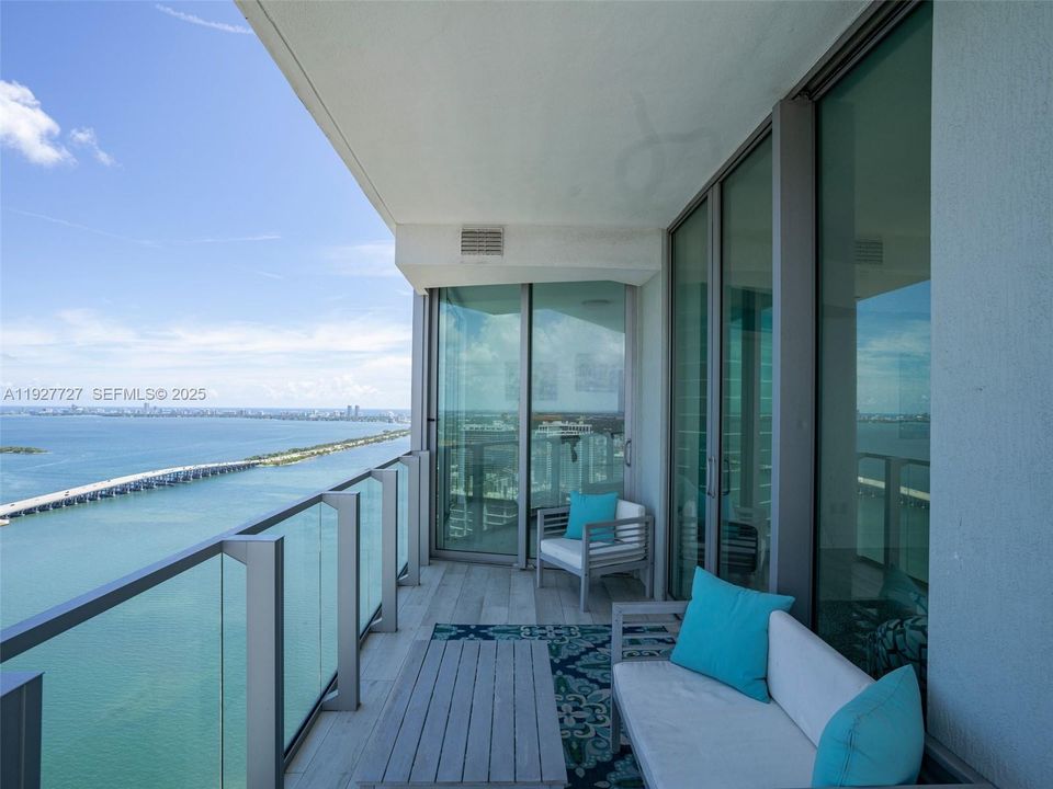 В аренду: $5,000 (2 спален, 2 ванн, 1060 Квадратных фут)