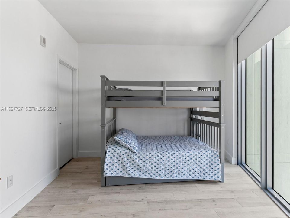 В аренду: $5,000 (2 спален, 2 ванн, 1060 Квадратных фут)