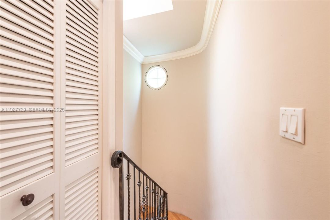 For Sale: $1,150,000 (3 beds, 2 baths, 2010 Square Feet)