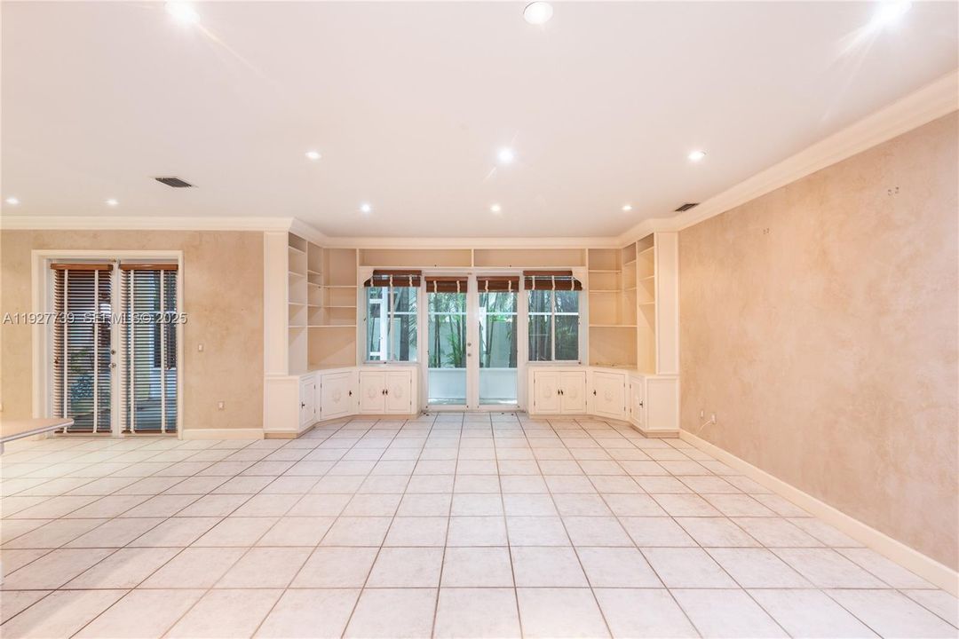 For Sale: $1,150,000 (3 beds, 2 baths, 2010 Square Feet)