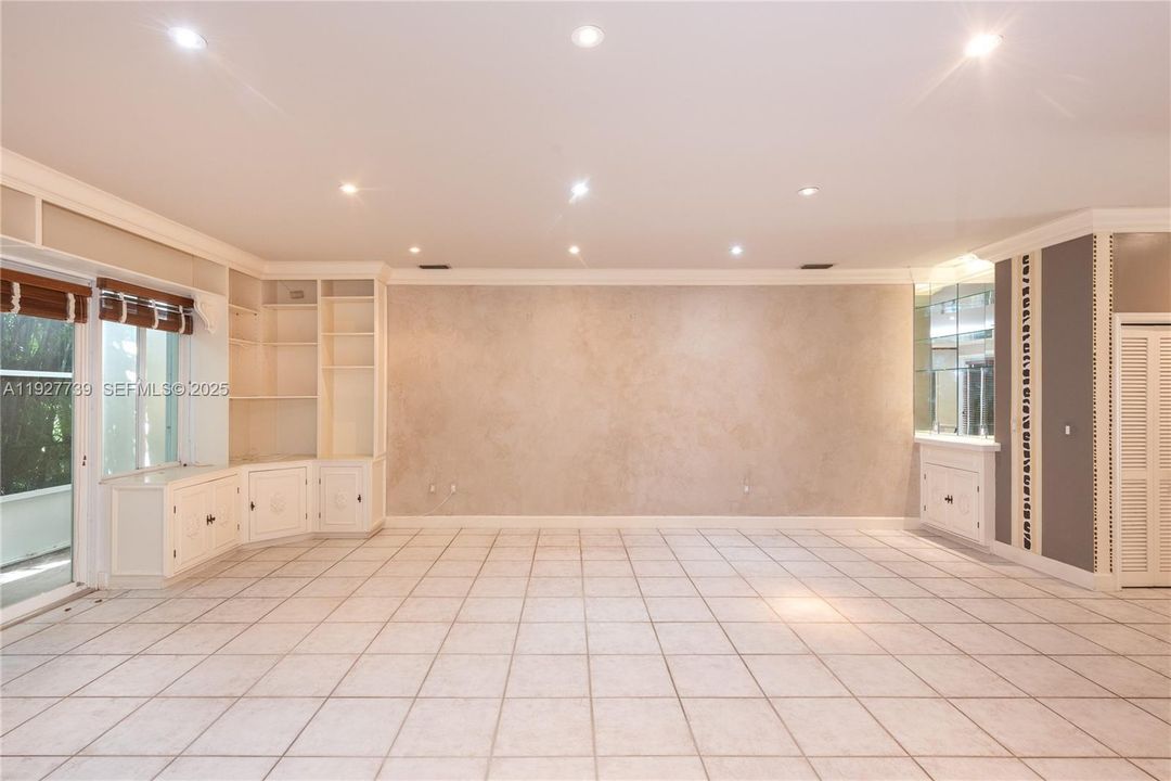 For Sale: $1,150,000 (3 beds, 2 baths, 2010 Square Feet)