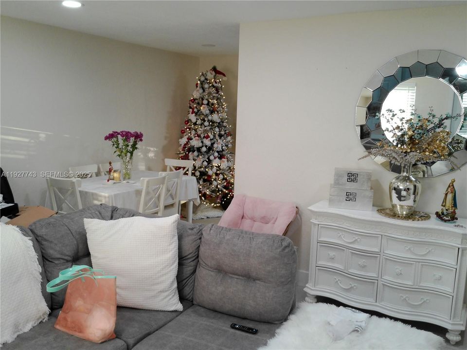 待售: $879,999 (5 贝兹, 3 浴室, 2610 平方英尺)