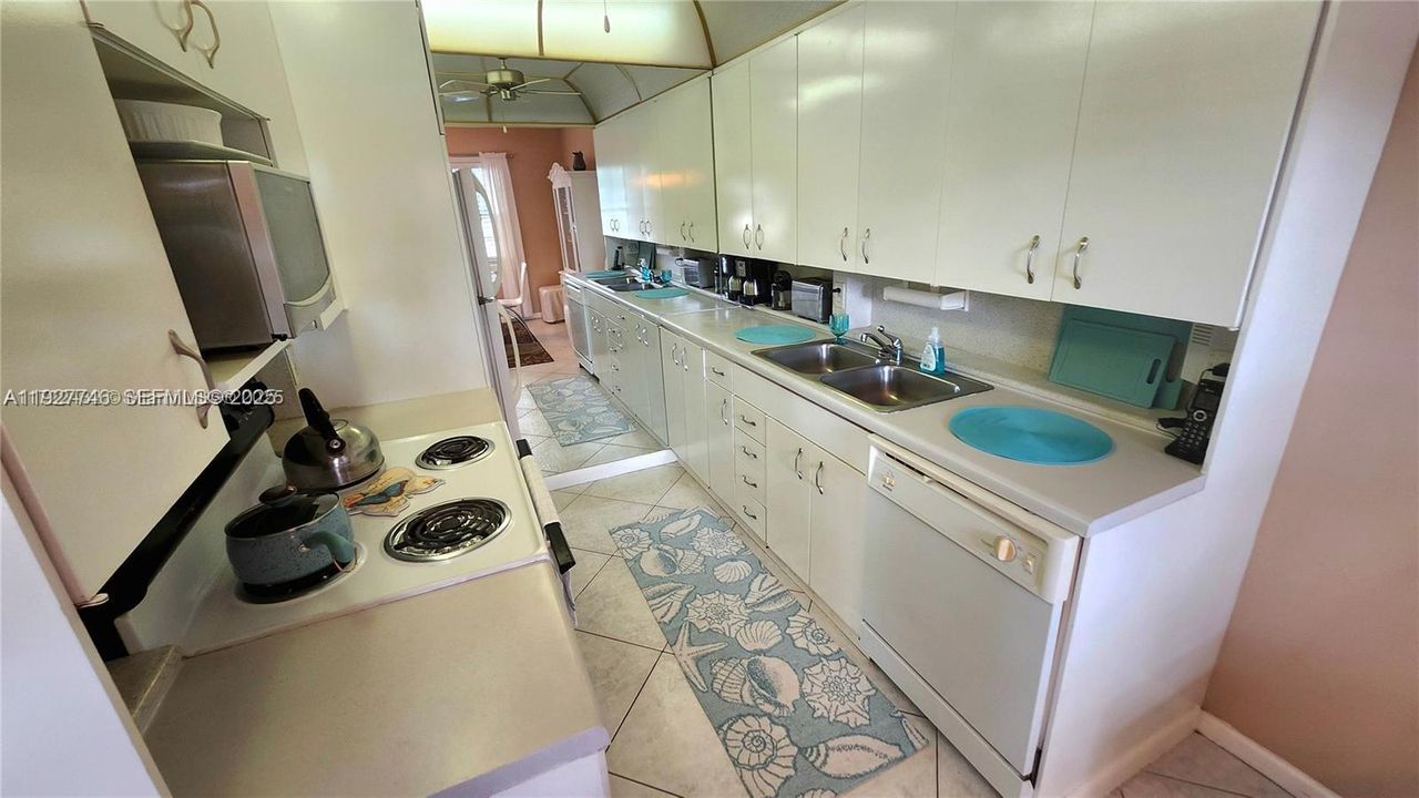 待售: $130,000 (2 贝兹, 1 浴室, 860 平方英尺)