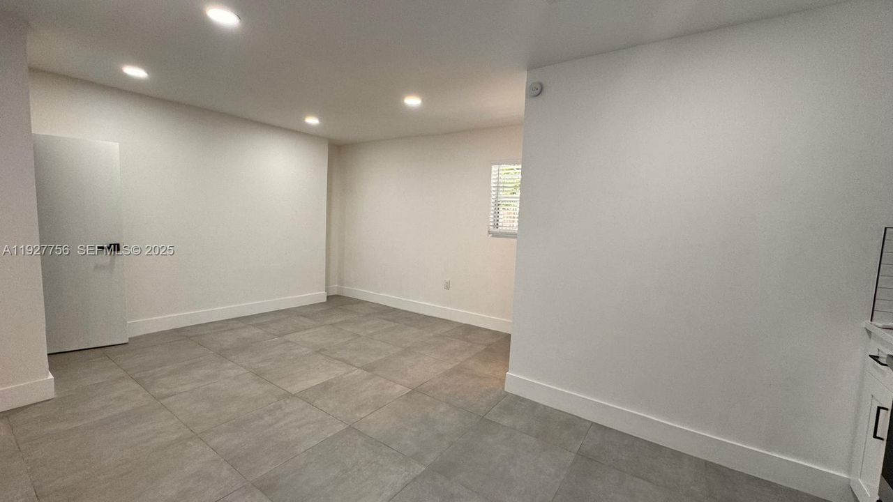 В аренду: $1,295 (0 спален, 1 ванн, 1875 Квадратных фут)