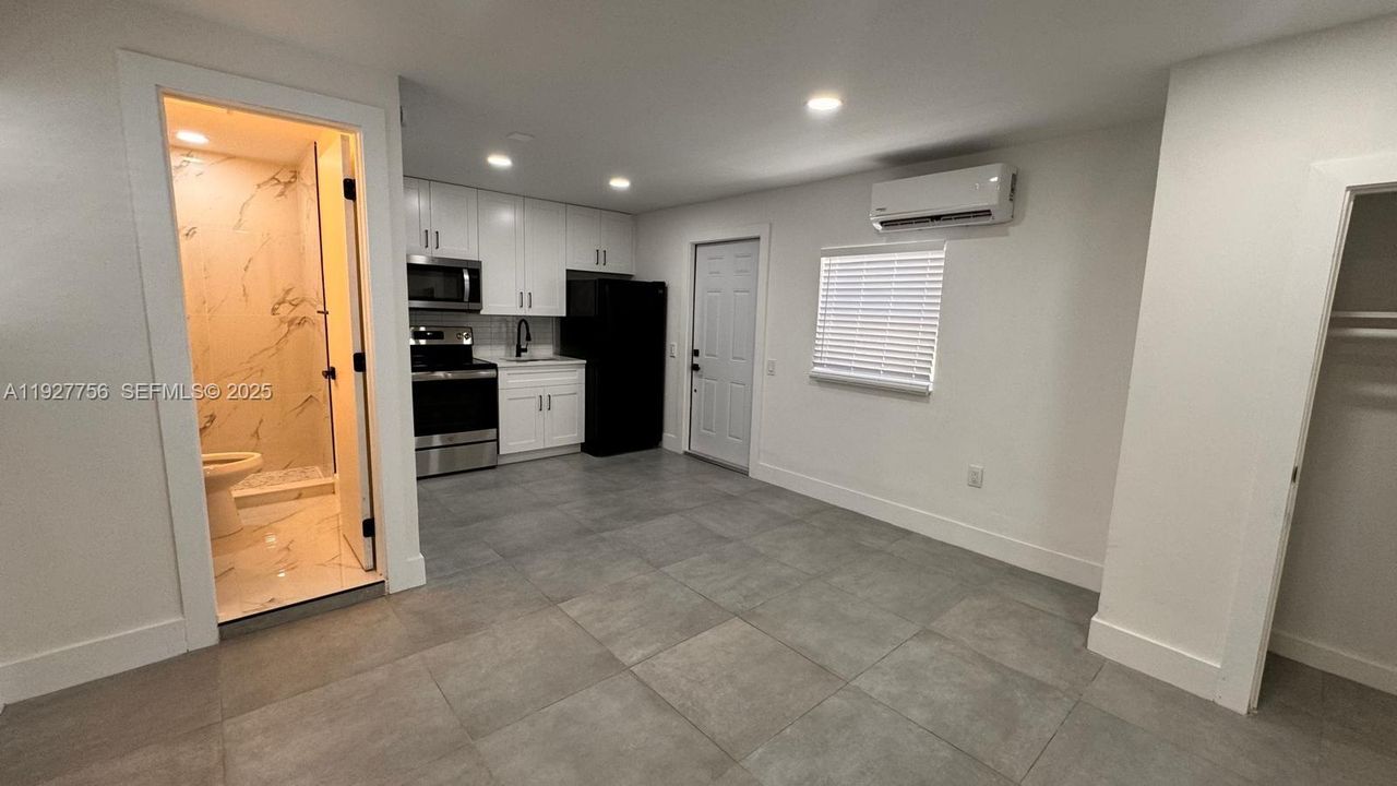 В аренду: $1,295 (0 спален, 1 ванн, 1875 Квадратных фут)