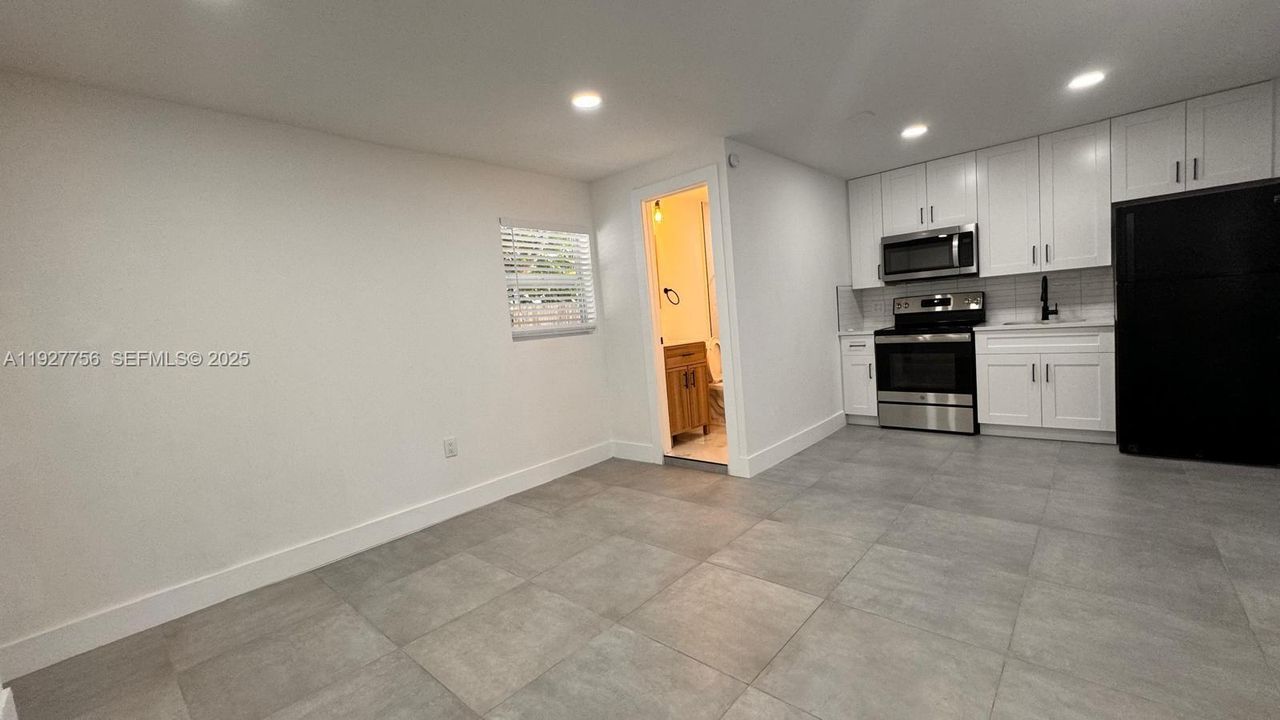 В аренду: $1,295 (0 спален, 1 ванн, 1875 Квадратных фут)