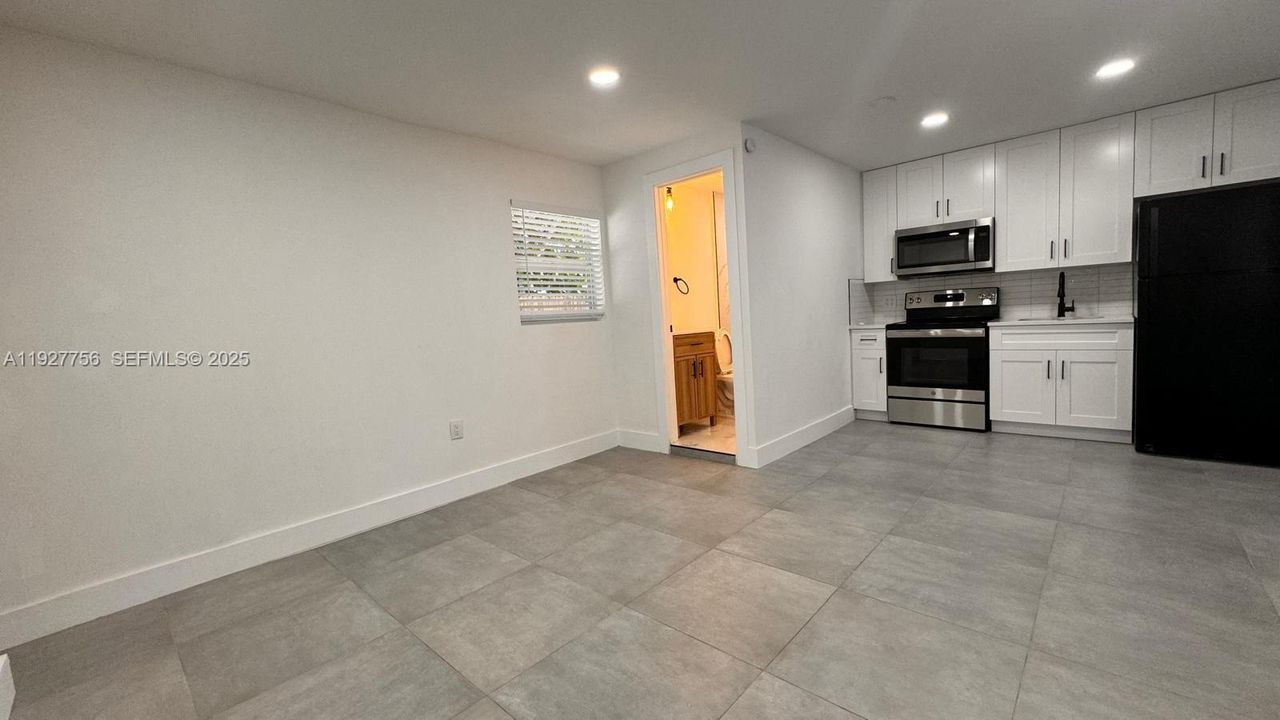 В аренду: $1,295 (0 спален, 1 ванн, 1875 Квадратных фут)