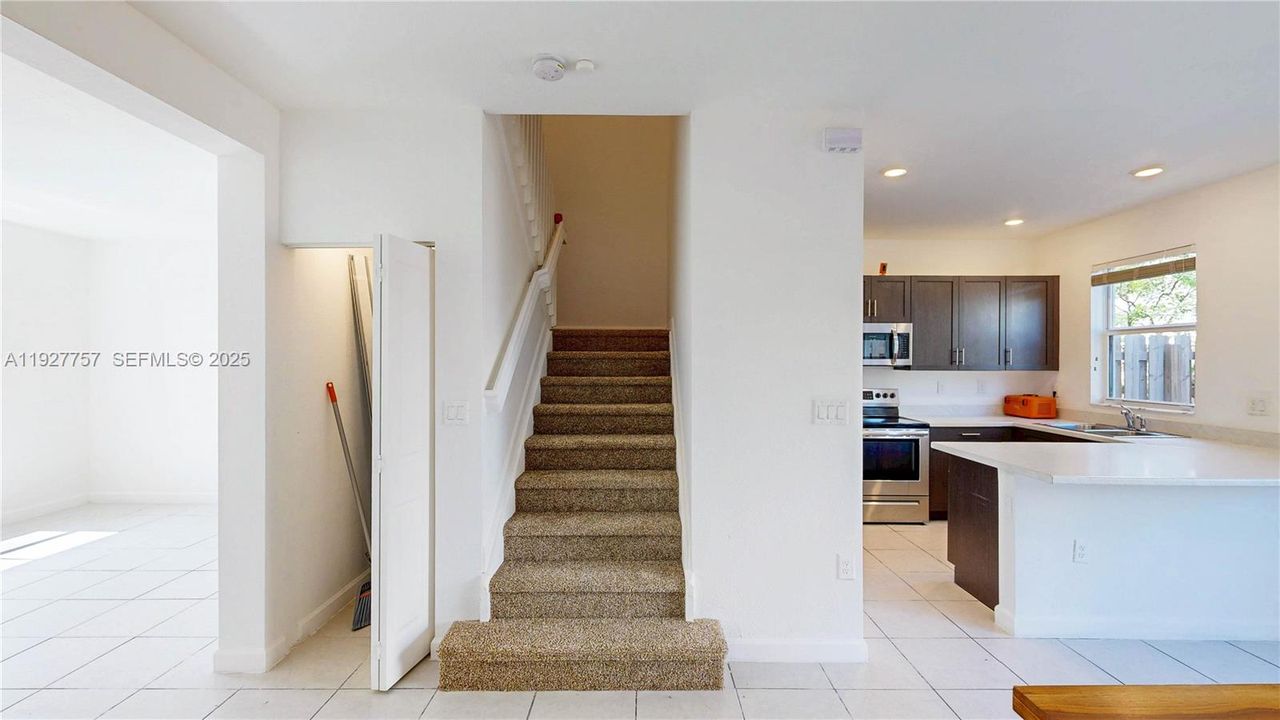 For Sale: $334,900 (3 beds, 2 baths, 1483 Square Feet)