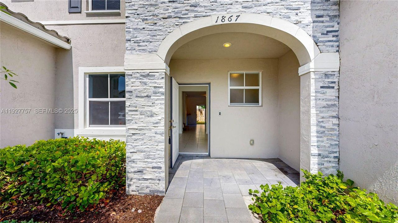 For Sale: $334,900 (3 beds, 2 baths, 1483 Square Feet)