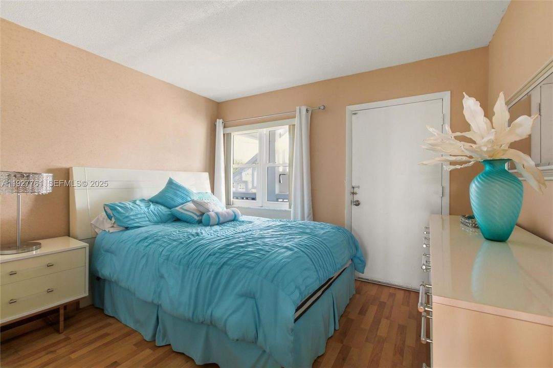 For Sale: $149,900 (2 beds, 2 baths, 910 Square Feet)