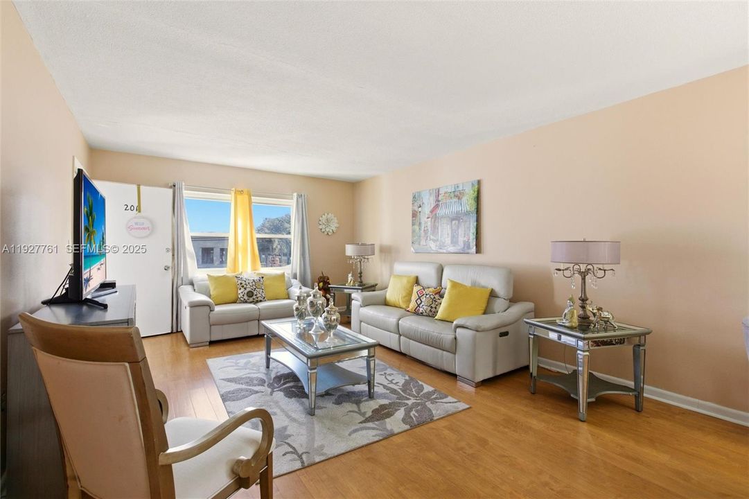 For Sale: $149,900 (2 beds, 2 baths, 910 Square Feet)