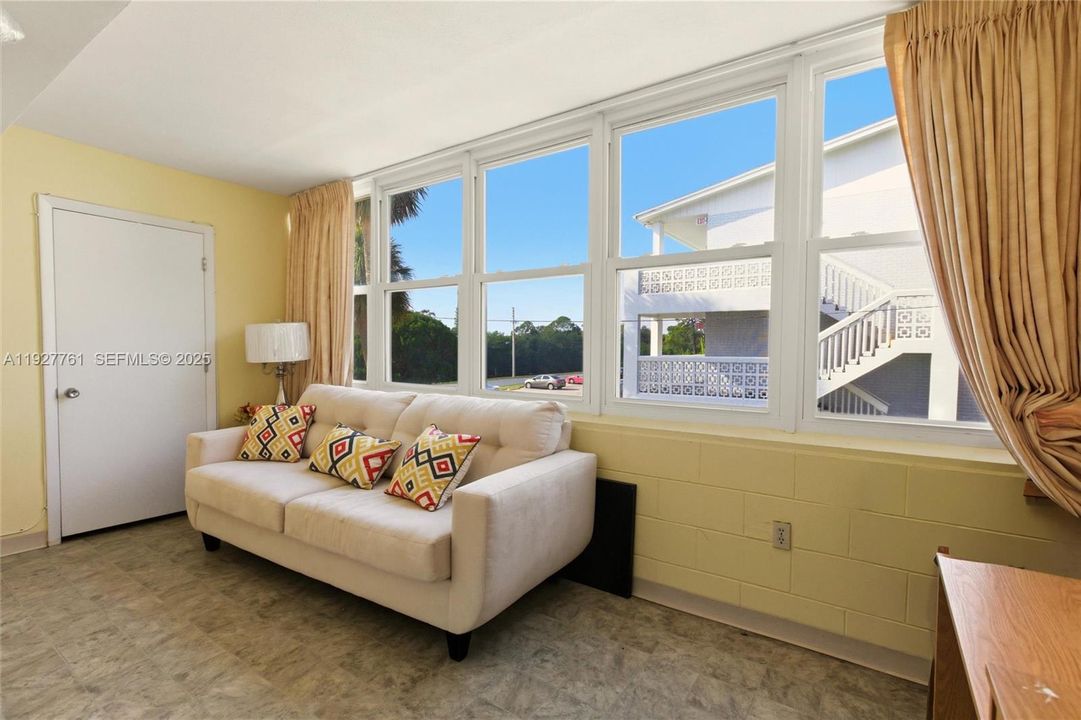 For Sale: $149,900 (2 beds, 2 baths, 910 Square Feet)