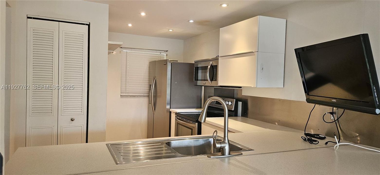 For Rent: $2,350 (2 beds, 2 baths, 1100 Square Feet)