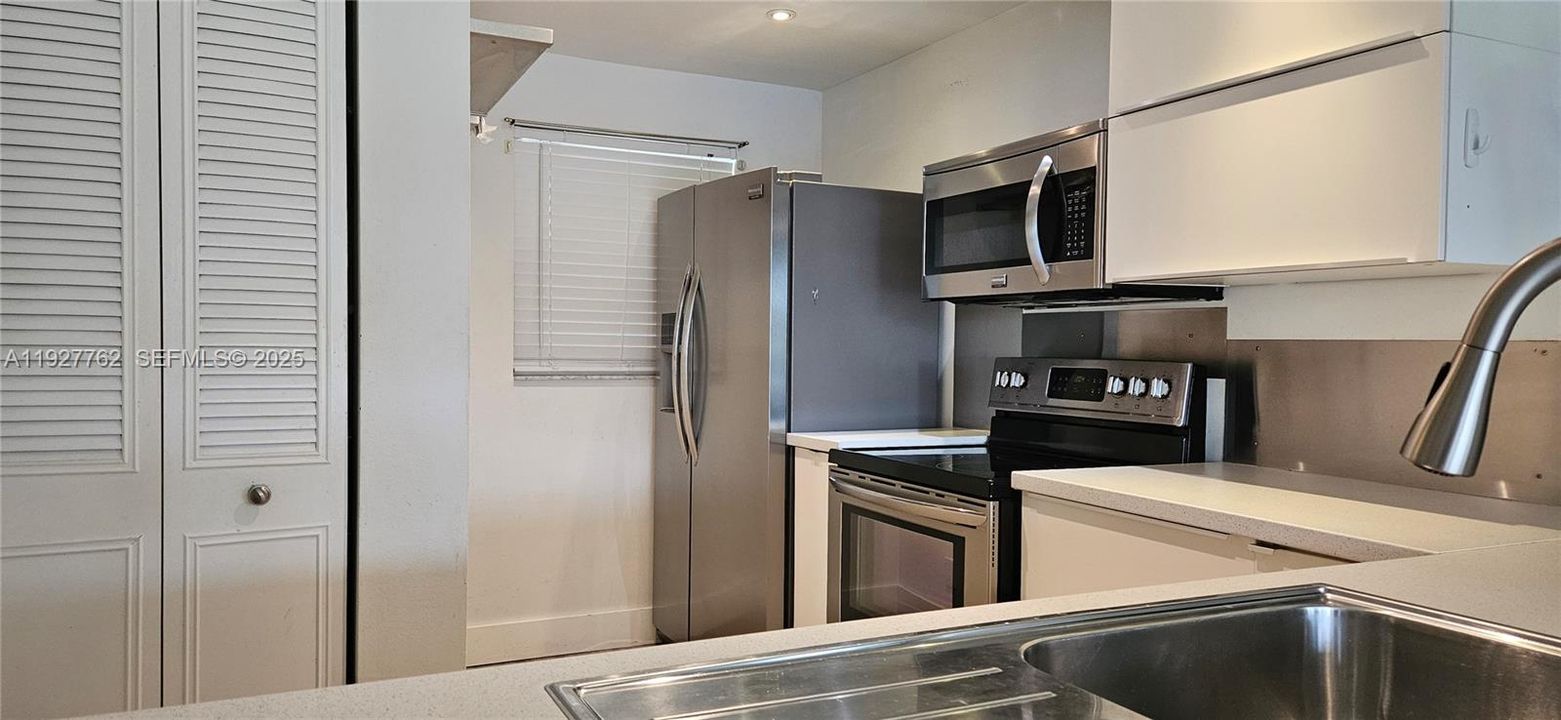 For Rent: $2,350 (2 beds, 2 baths, 1100 Square Feet)