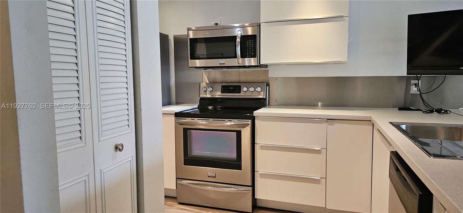 For Rent: $2,350 (2 beds, 2 baths, 1100 Square Feet)