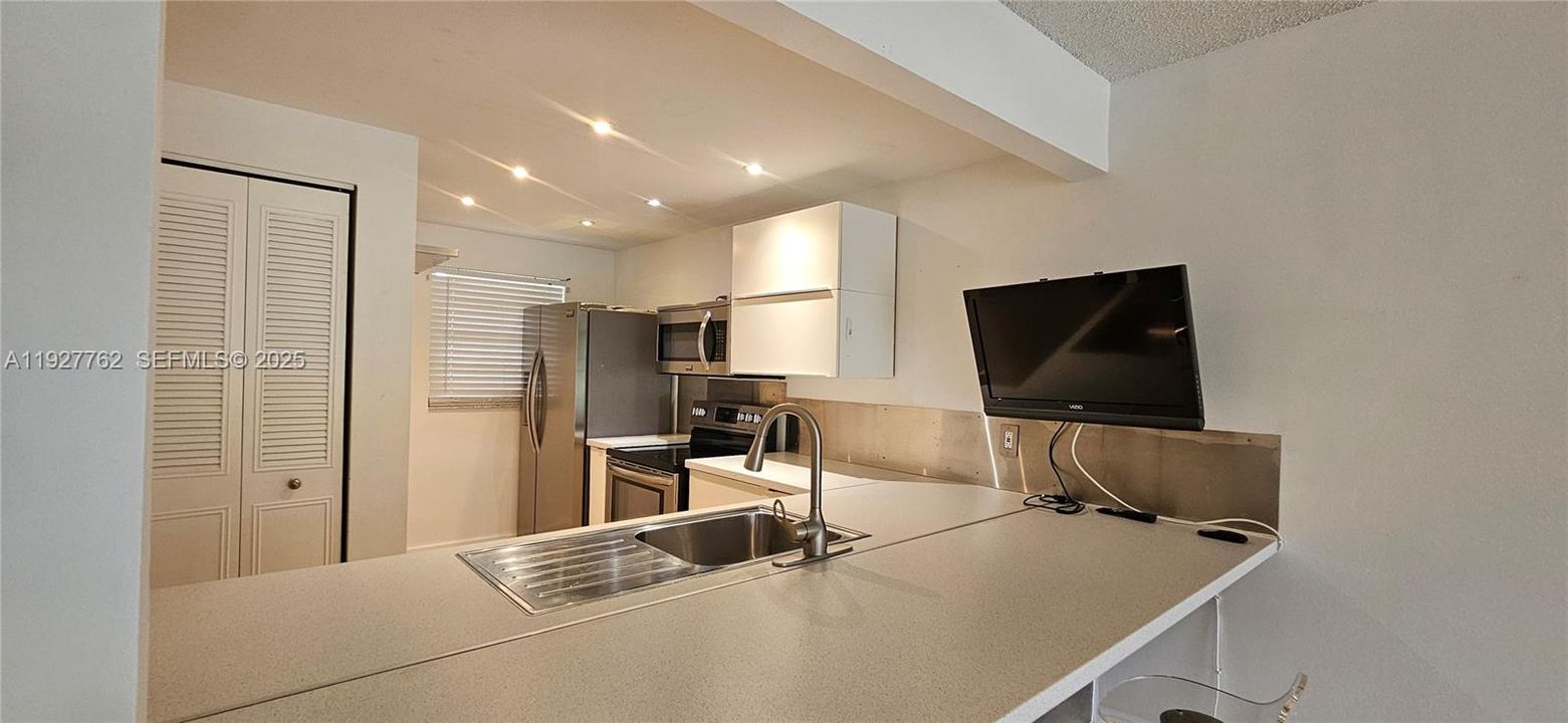 For Rent: $2,350 (2 beds, 2 baths, 1100 Square Feet)