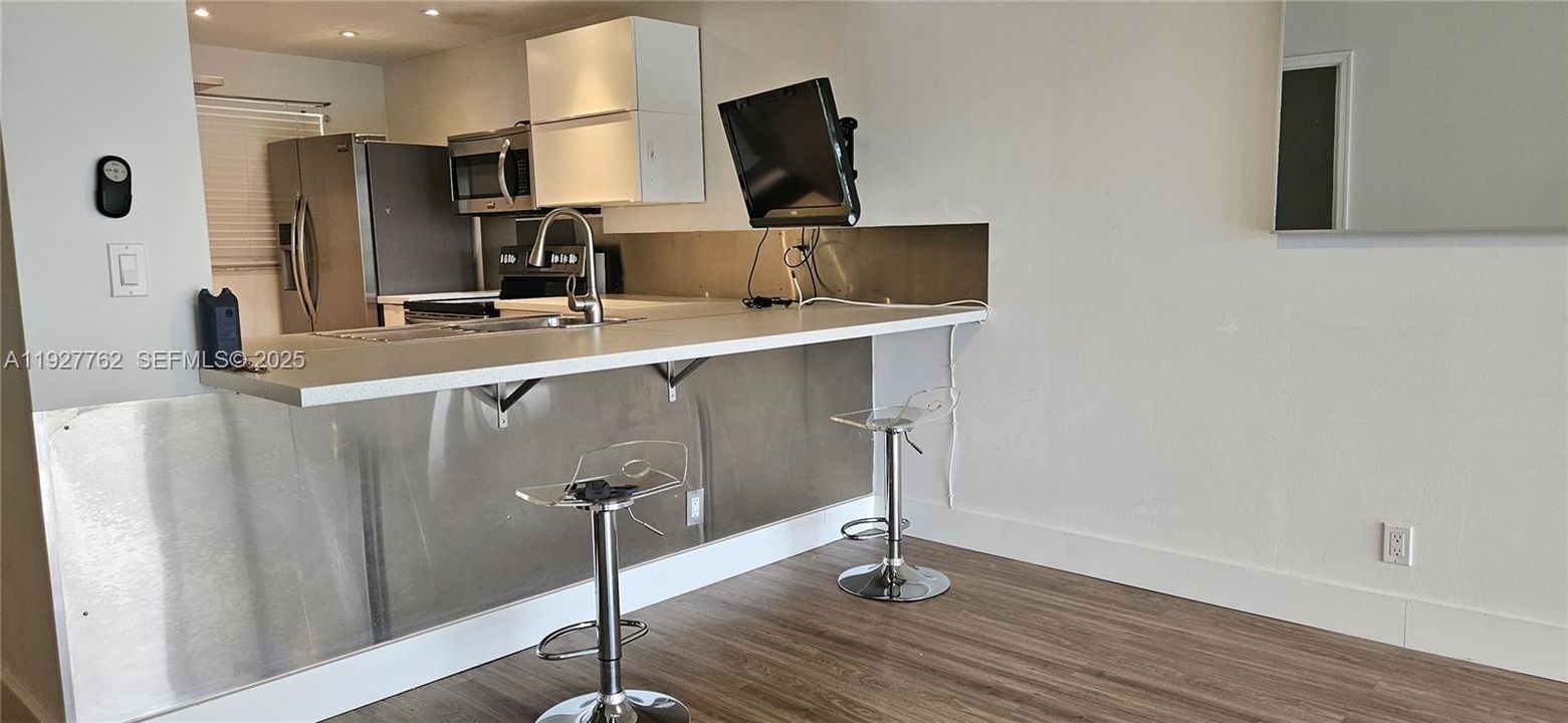 For Rent: $2,350 (2 beds, 2 baths, 1100 Square Feet)