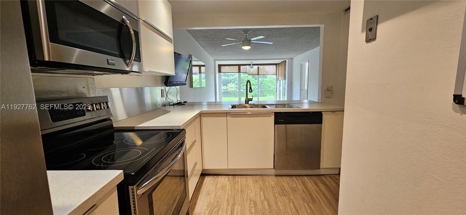 For Rent: $2,350 (2 beds, 2 baths, 1100 Square Feet)