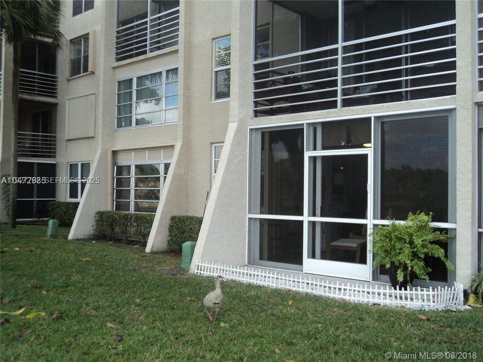 For Rent: $2,350 (2 beds, 2 baths, 1100 Square Feet)