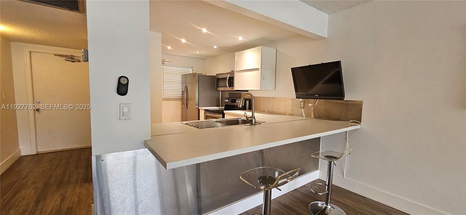 For Rent: $2,350 (2 beds, 2 baths, 1100 Square Feet)