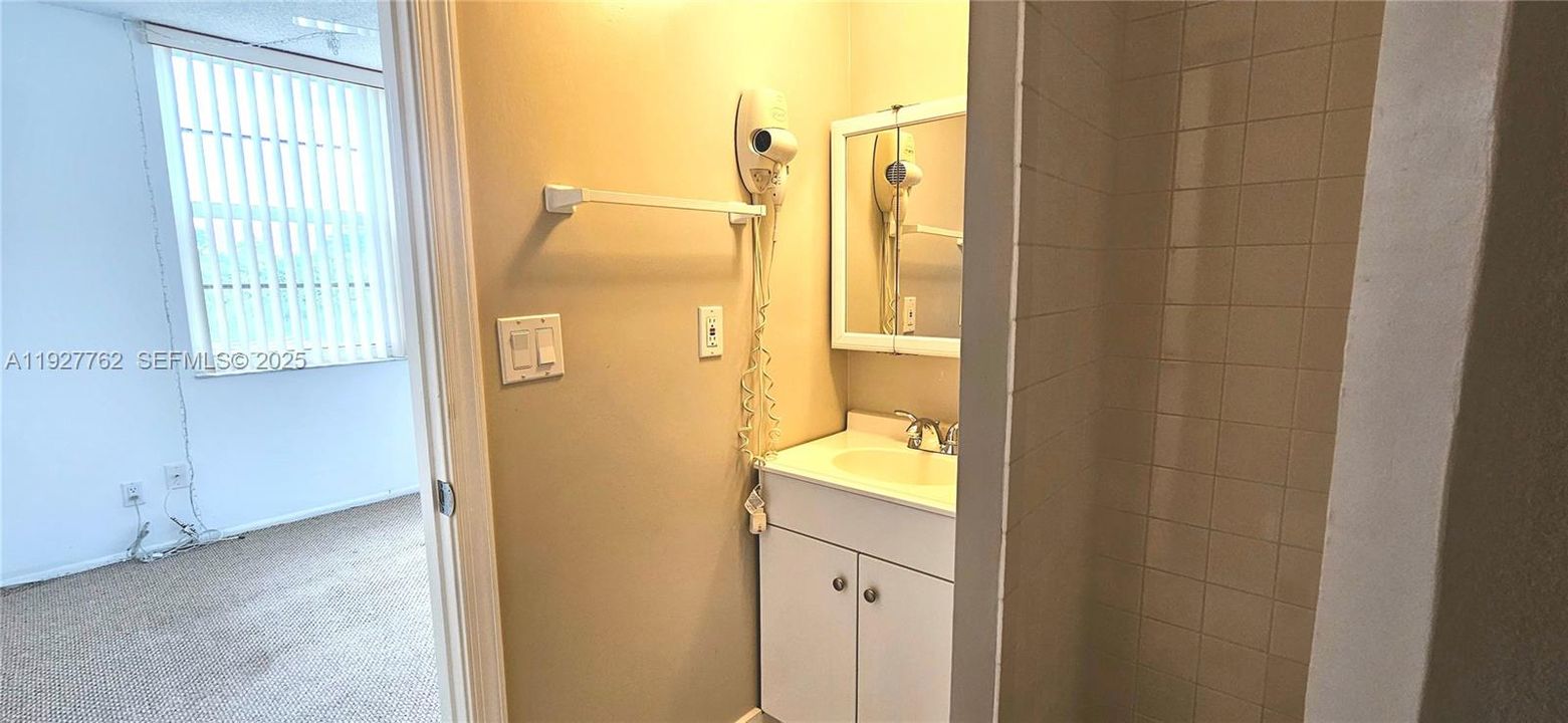 For Rent: $2,350 (2 beds, 2 baths, 1100 Square Feet)