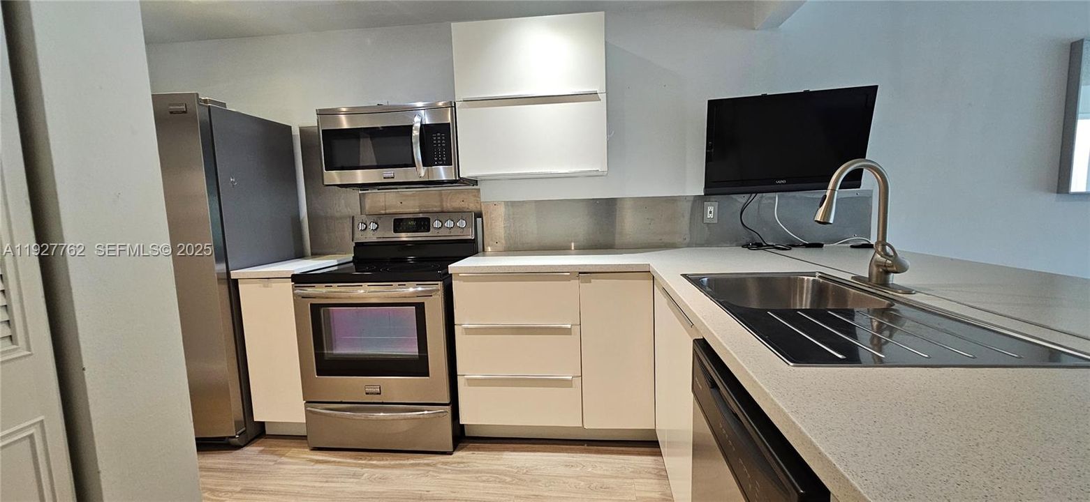 For Rent: $2,350 (2 beds, 2 baths, 1100 Square Feet)