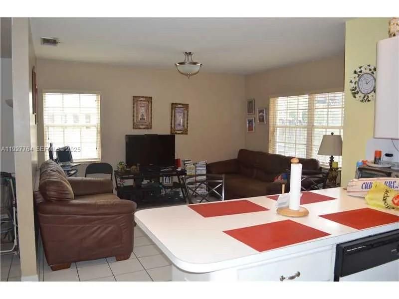 出租: $3,100 (3 贝兹, 2 浴室, 1848 平方英尺)