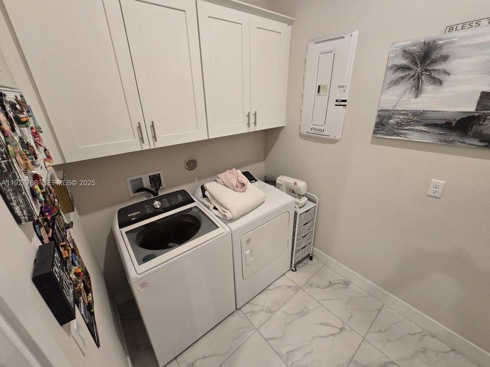 For Sale: $989,000 (3 beds, 2 baths, 2174 Square Feet)