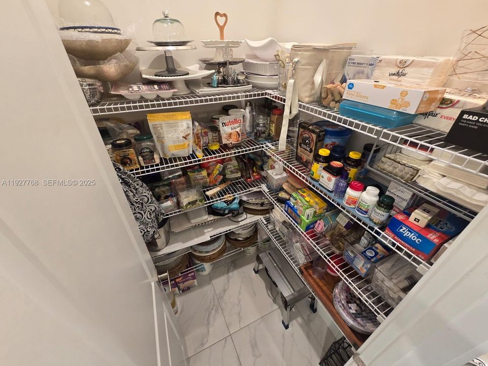 For Sale: $989,000 (3 beds, 2 baths, 2174 Square Feet)