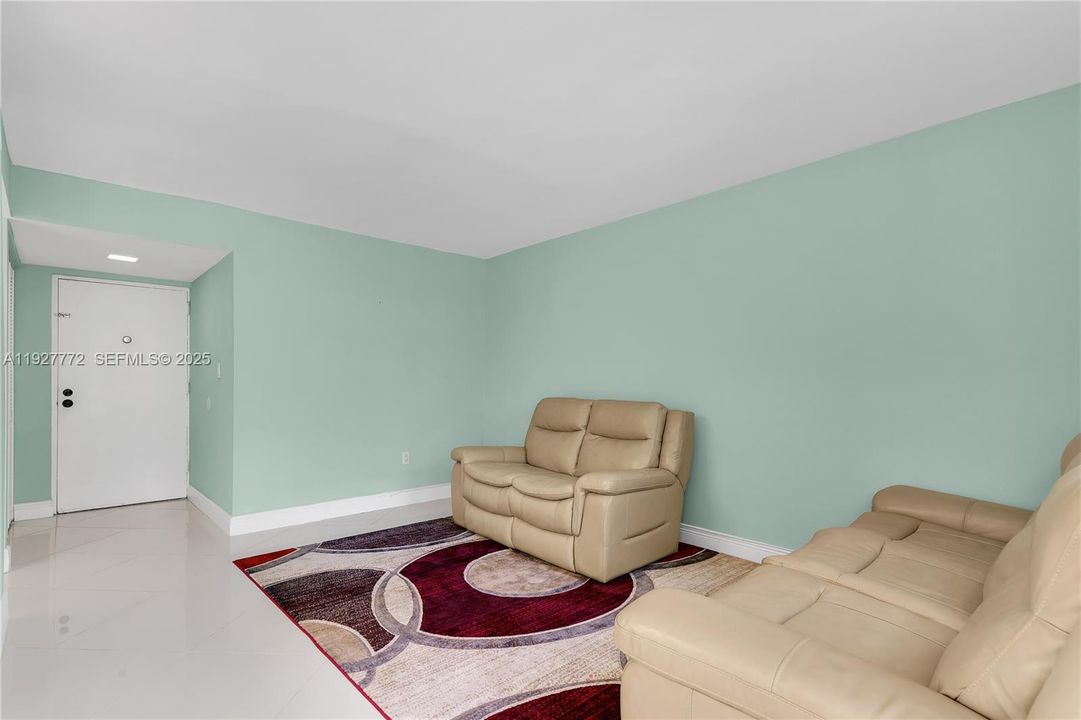 For Rent: $2,200 (2 beds, 1 baths, 777 Square Feet)