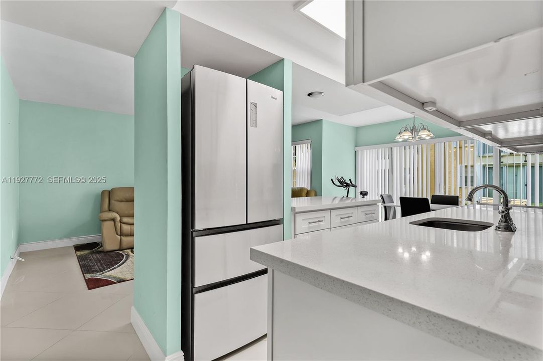 For Rent: $2,200 (2 beds, 1 baths, 777 Square Feet)